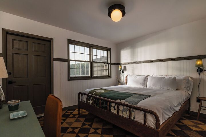 1 King Bed (6 of 14)