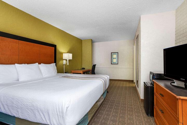 1 King Bed Deluxe Room (17 of 19)