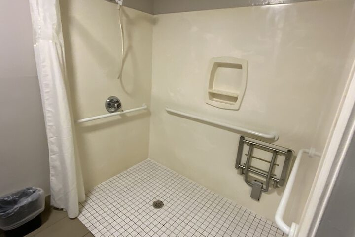 2 Double Beds Business Room Efficiency Upgrade (7 of 9)