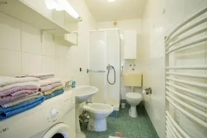 Room 6 of 13