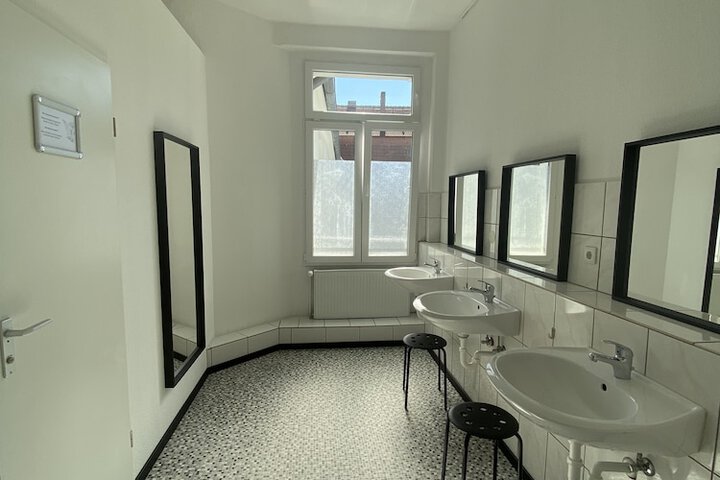 Room 34 of 37