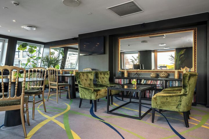 Lounge 51 of 56