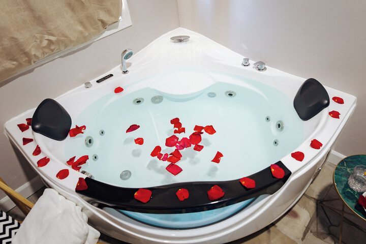 Indoor spa tub