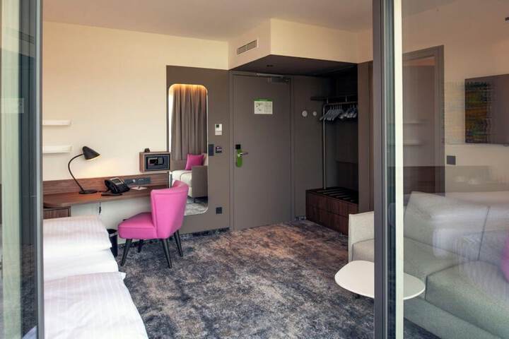 Room 10 of 80