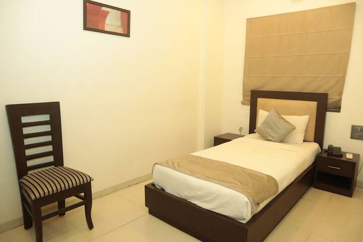 Room 4 of 9