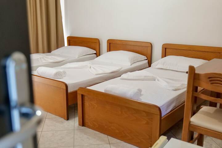Room 2 of 89