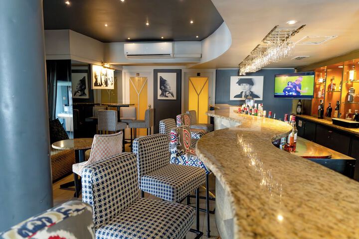 Lounge 279 of 370