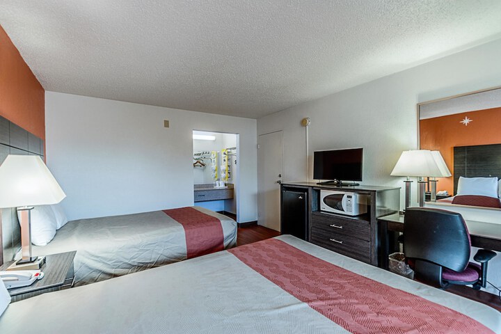 Deluxe Room 2 Double Beds Refrigerator, Microwave (2 of 6)