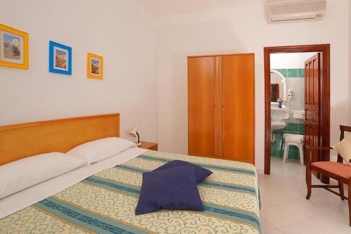 Room 3 of 65