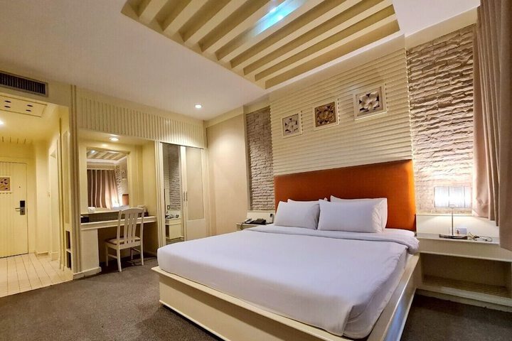 Room 17 of 40
