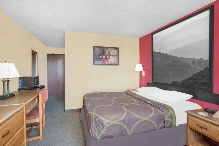1 Queen Bed (6 of 8)