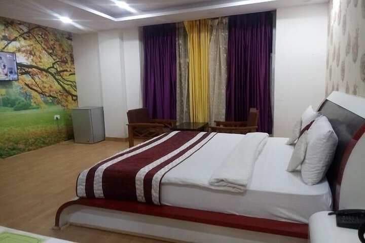 Room 13 of 77