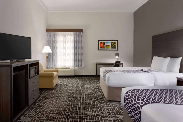 2 Queen Beds (1 of 4)