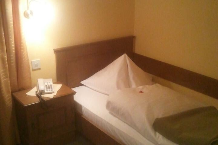 Room 4 of 65