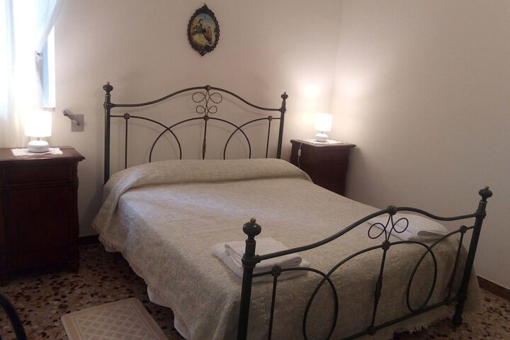 Room 7 of 12