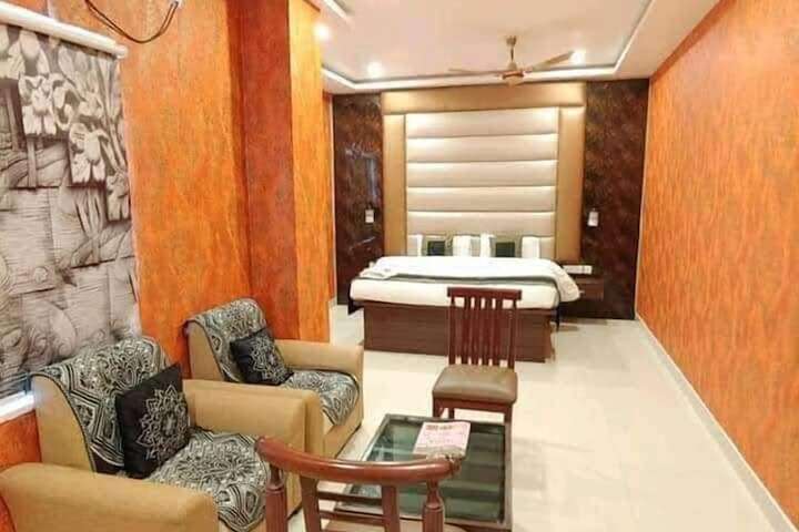 Room 5 of 20