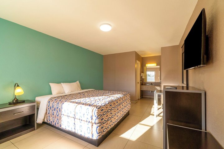 Room 8 of 43