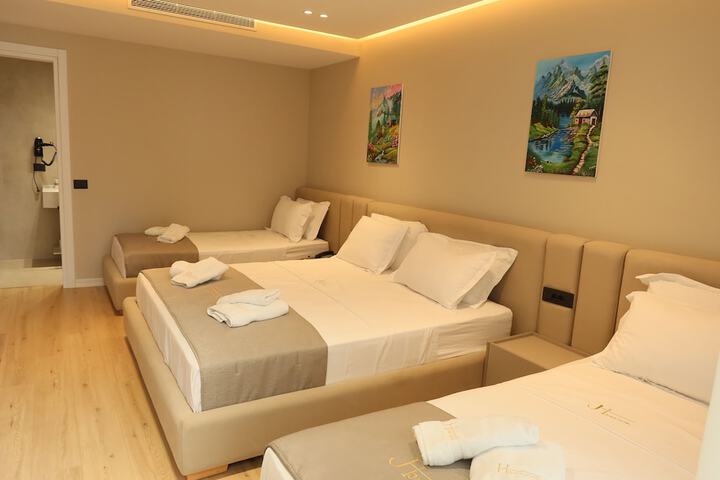 Room 25 of 76