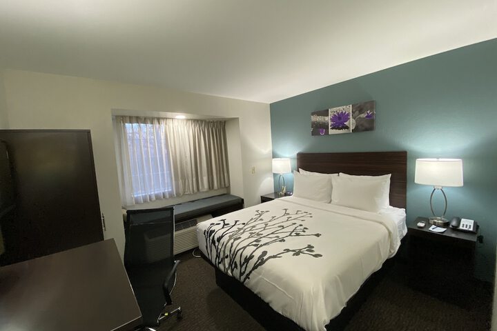 1 Queen Bed (27 of 27)