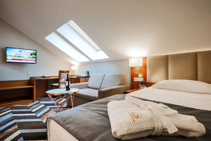 Room 10 of 77