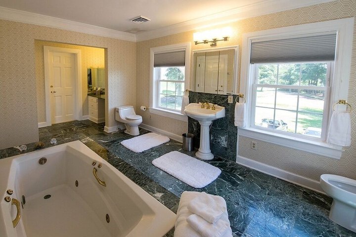 Diplomat Luxury King Bed Harbour View (4 of 32)