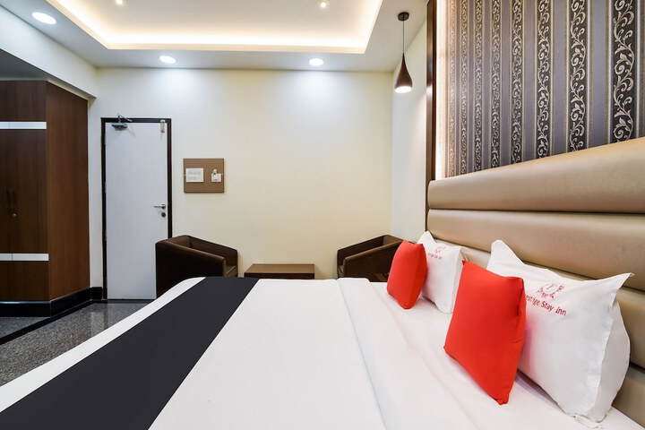 Room 9 of 18