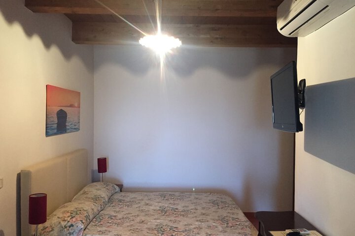 Room 5 of 9