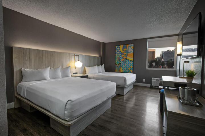 Gold Spike Queen Room 21 and Over (9 of 20)