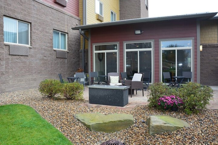 Hotel Exterior 32 of 32