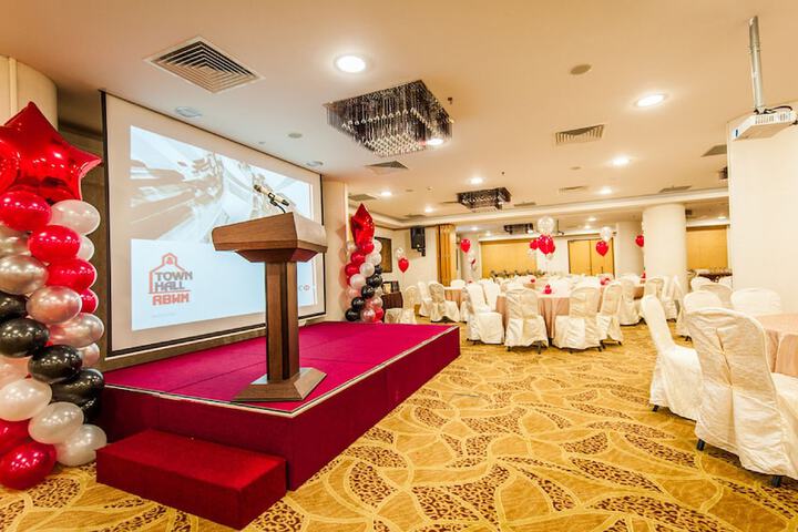 Ballroom/Hall 72 of 90