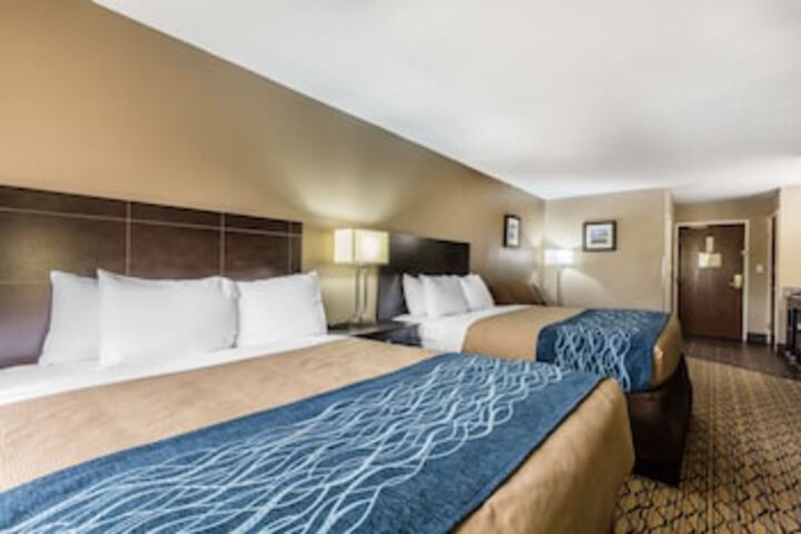 Room 52 of 213
