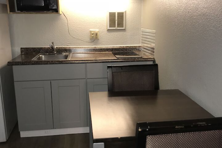 2 Room Suite with Kitchenette | 1 King and 1 Double Bed (3 of 5)