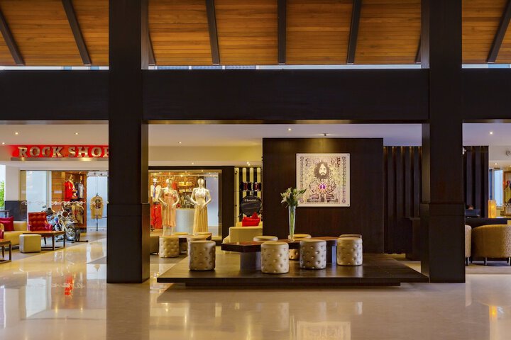 Entrance & Lobby
