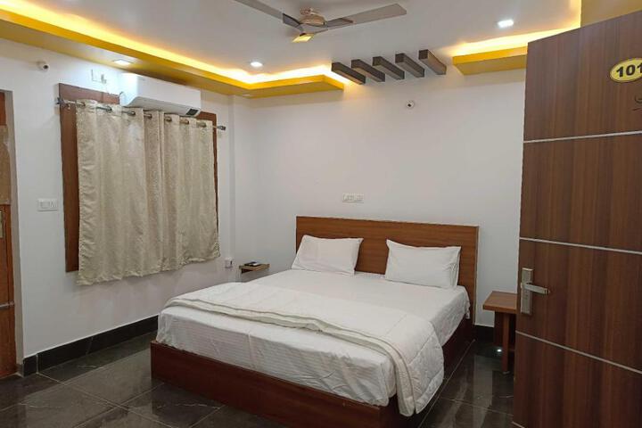 OYO Hotel Vasudha Inn