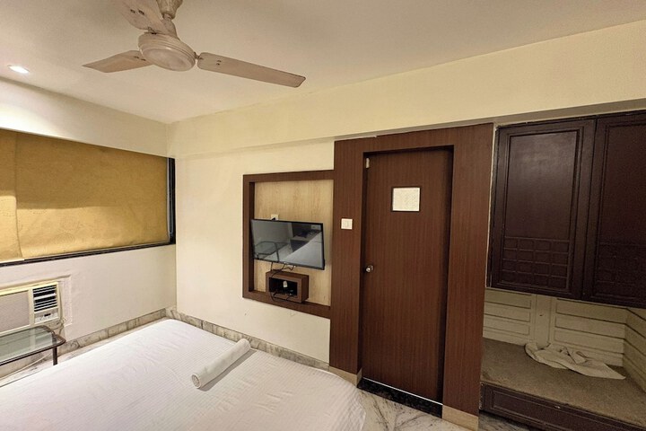 Room 11 of 33