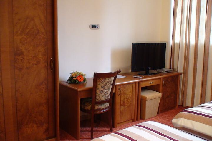 Room 2 of 31