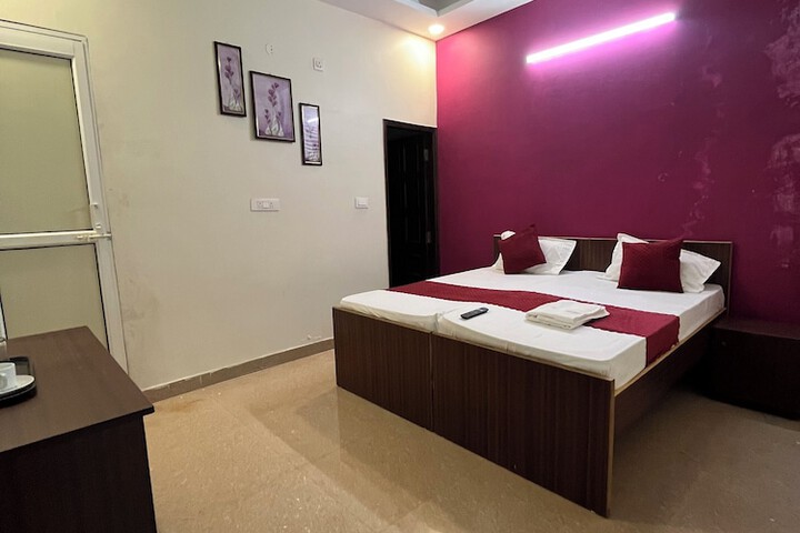 Room 6 of 14