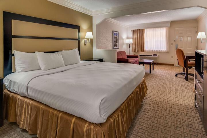 Suite 2 Queen Beds High Speed Internet, Microwave, Refridgerator Sofa Bed Full Breakfast (6 of 6)