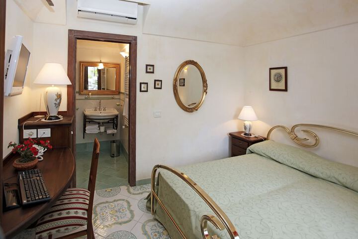 Room 25 of 81