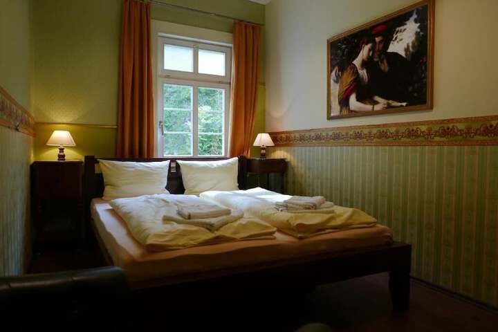 Room 5 of 16