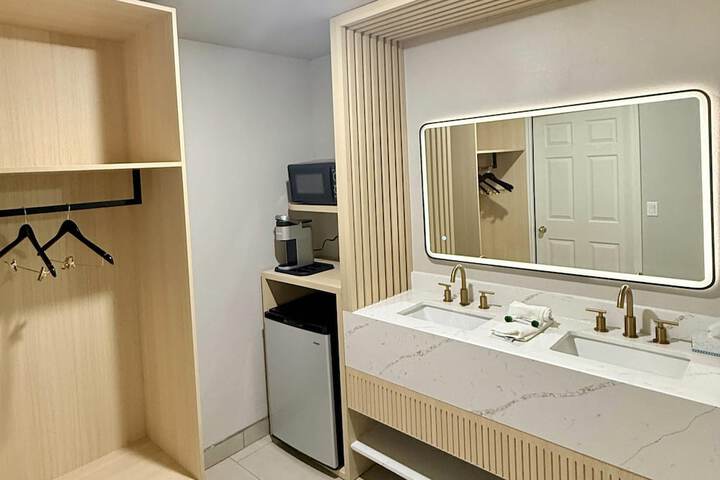 Room 40 of 54