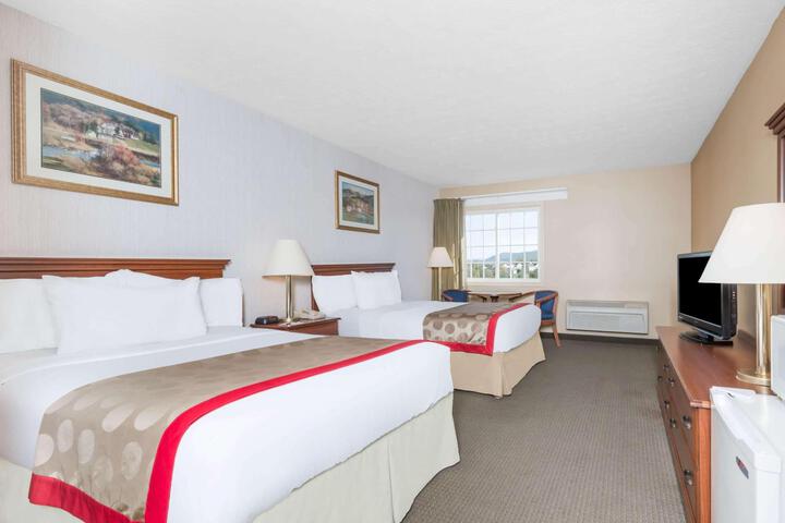 2 Queen Beds (2 of 3)