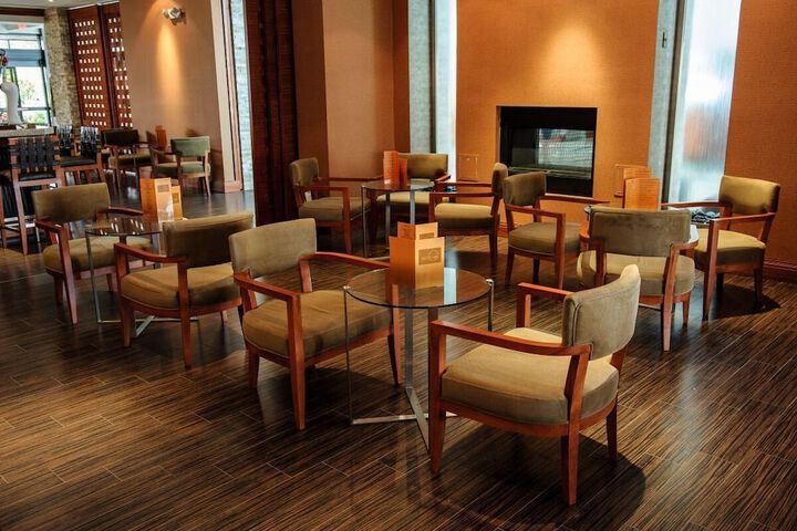 Lounge 30 of 49