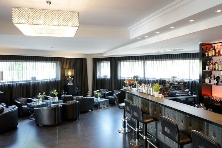 Lounge 38 of 50