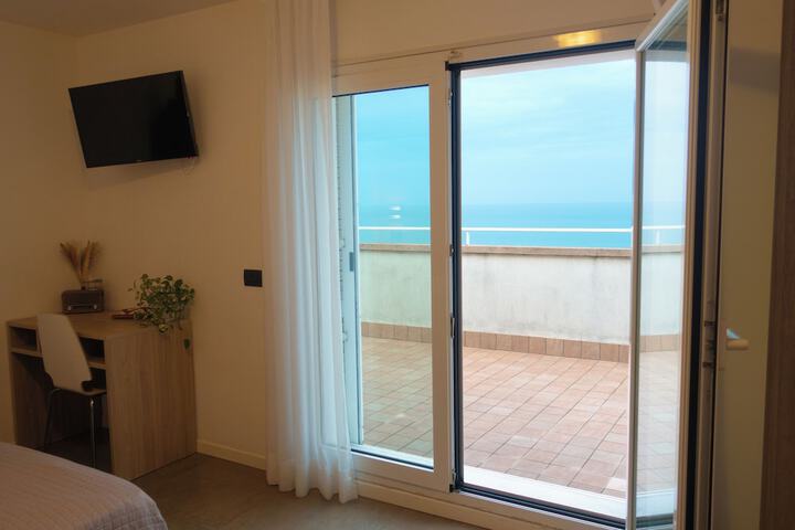 Room 14 of 25