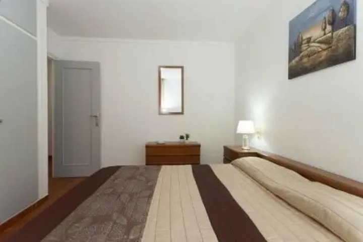 Room 6 of 16