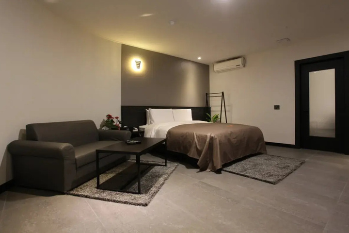 Room 5 of 9