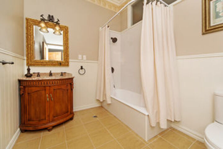 Room 4 of 73