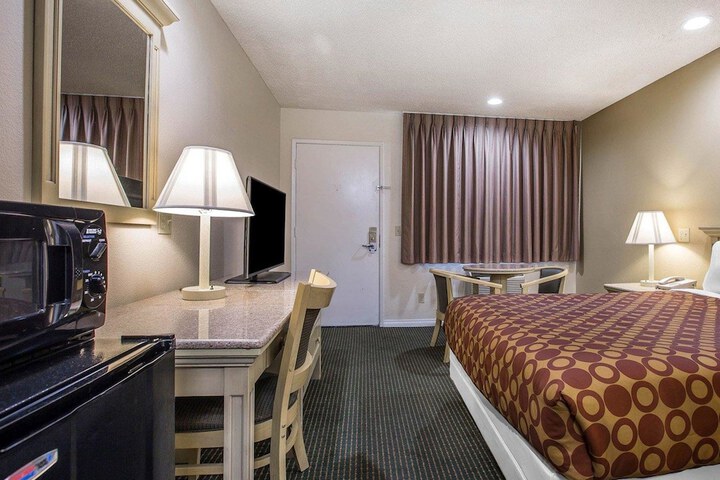1 Queen Bed Accessible (3 of 5)