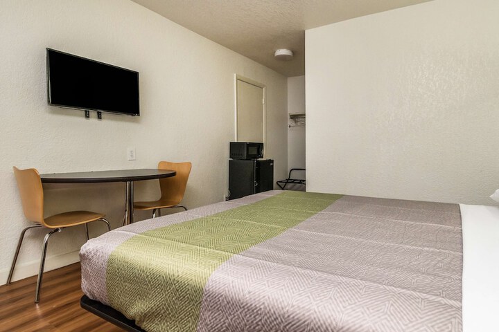 1 Queen Bed (2 of 3)